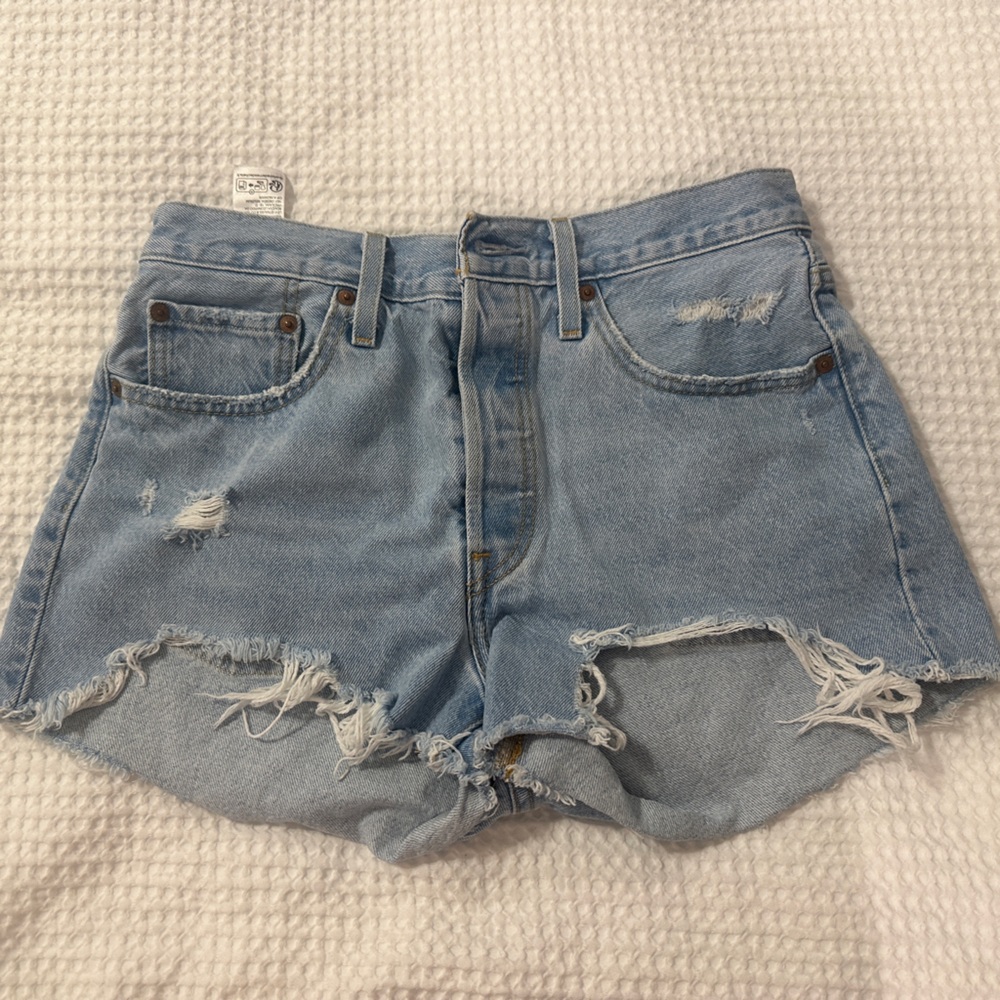 Levi’s 501 Shorts in Light Wash Size 28